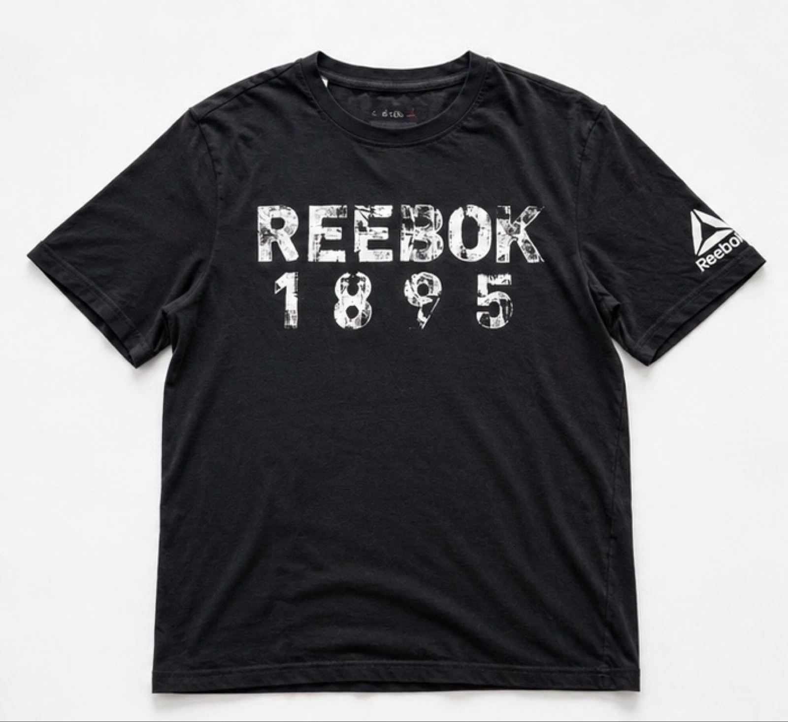 Camiseta Reebok original de color negro con estampado frontal “Reebok 1895”